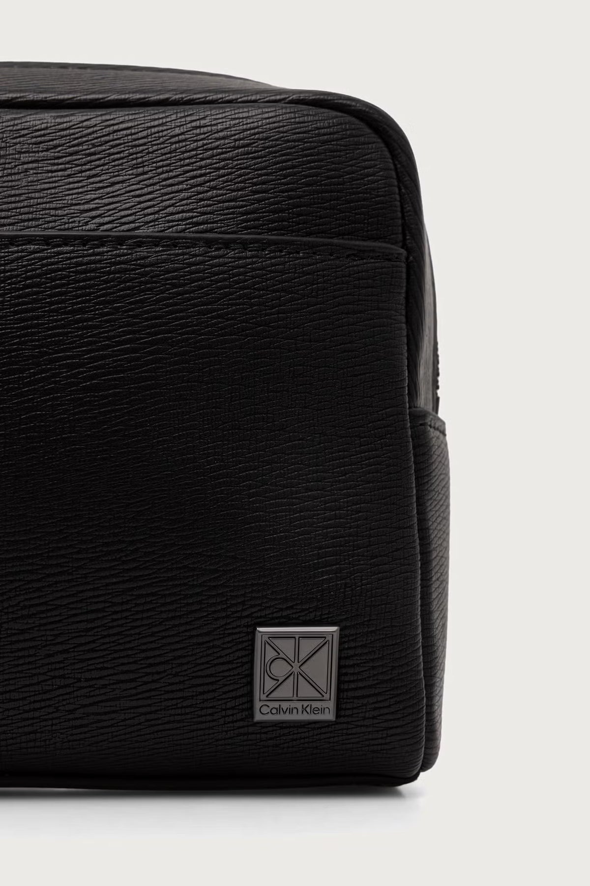 Noir - CALVIN KLEIN Pochette à dragonne plaque Emblem Noir