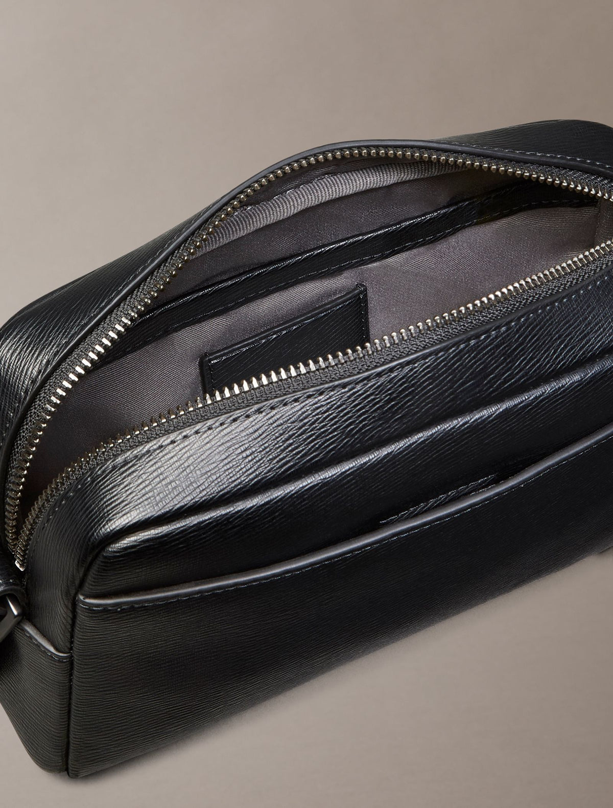 Noir - CALVIN KLEIN Pochette à dragonne plaque Emblem Noir