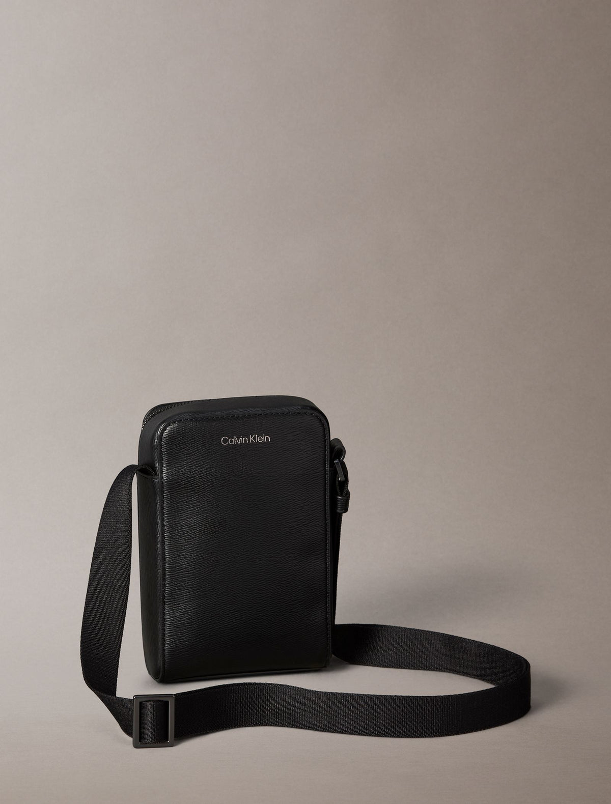 Noir - CALVIN KLEIN Sacoche téléphone Emblem